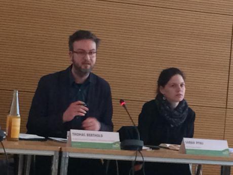 Thomas Berthold (Bundesfachverband für UMF) und Sarah Pfau (Bayerischer Flüchtlingsrat) sehen eine Verteilung von jungen Flüchtlingen nach einer Quotenregelung kritisch.
