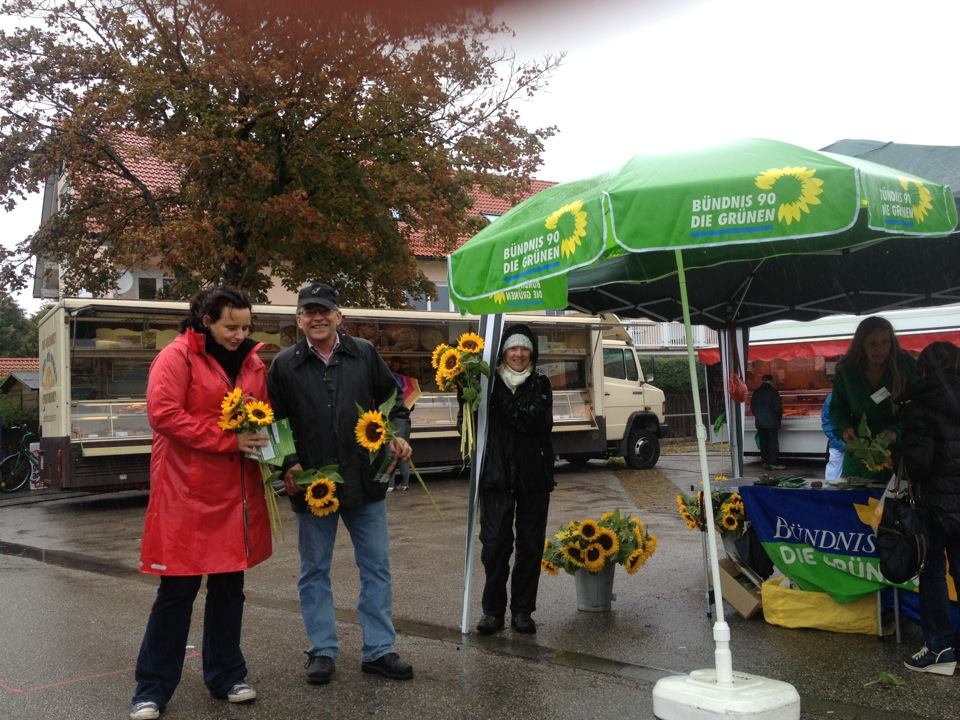 Beate Walter-Rosenheimer und Sepp Dürr (links) danken den GRÜNEN-WählerInnen mit Sonnenblumen.