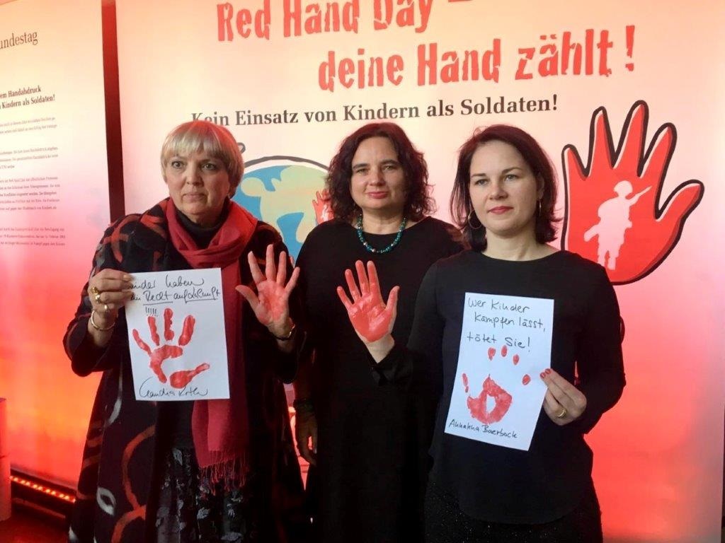 230207 Red Hand Day Bundestag Claudia Roth Annalena Baerbock